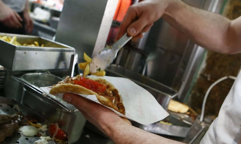 Τους χτύπησε η ζέστη - Μηνύσεις και βαριές κουβέντες για ένα σουβλάκι